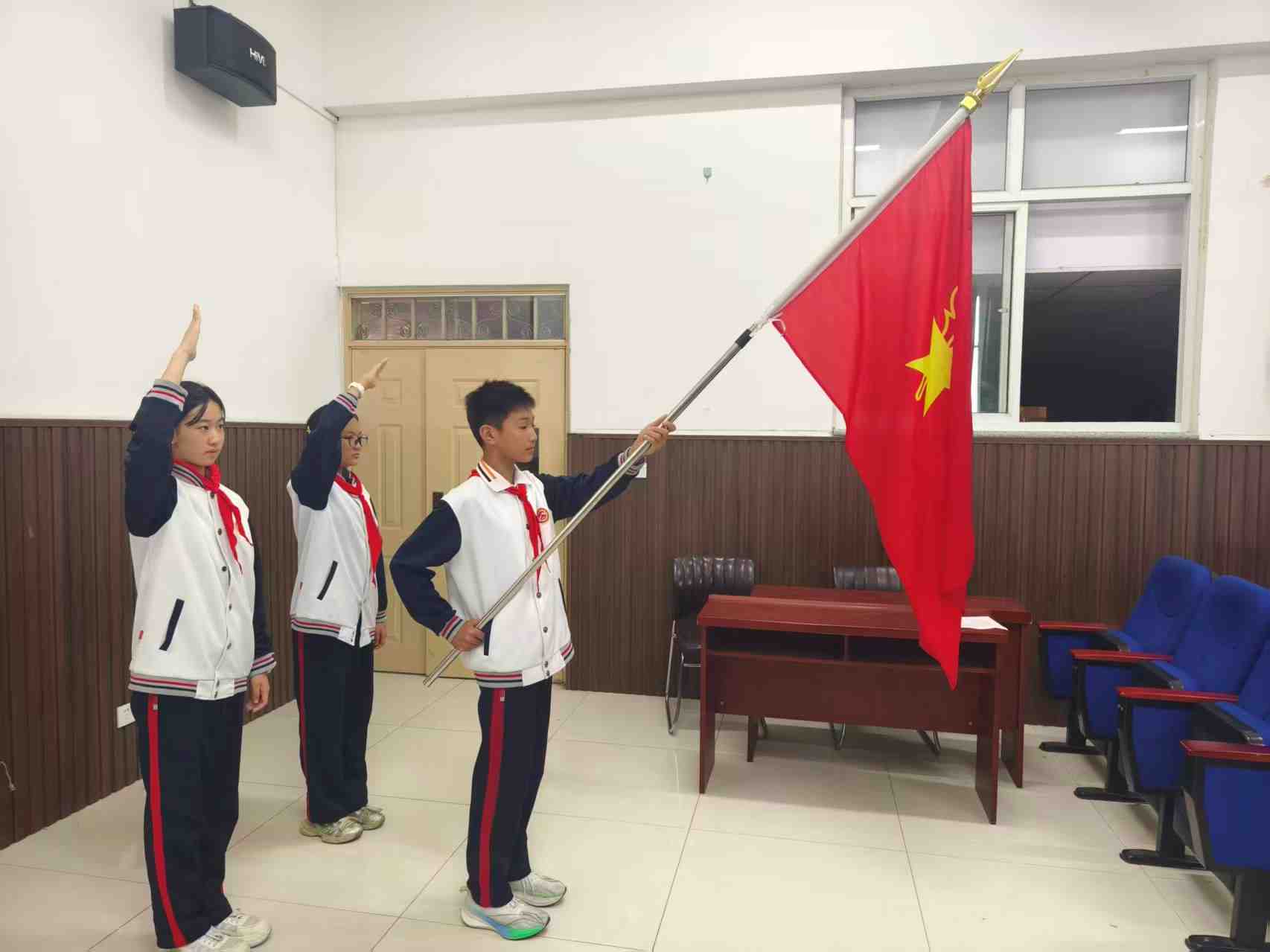 “强国复兴有我，争当新时代好队员”-------贺阳外国语学校小学部入队仪式